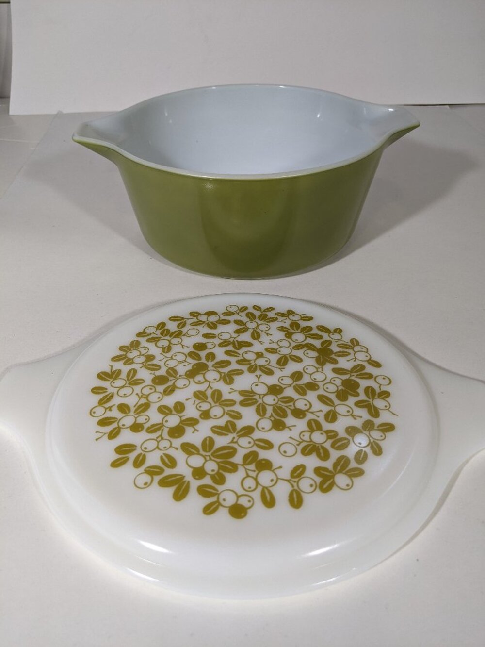Vintage PYREX 475 B Verde Avocado green 2.5qt casserole dish with Olives Lid